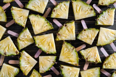 arka plan, bir sopa üzerinde nefis ananas ile popüler bir yaz meyve