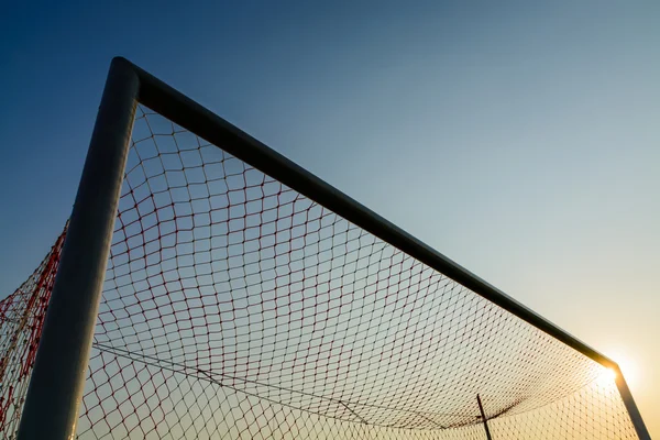 Voetbal doel met blauwe hemel Stockfoto