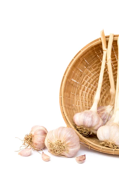 Garlics met Bamboe mand op witte achtergrond Rechtenvrije Stockafbeeldingen