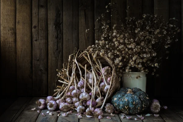 Stilleven met galics, pompoen en droge kleine bloemen op hout t Stockfoto