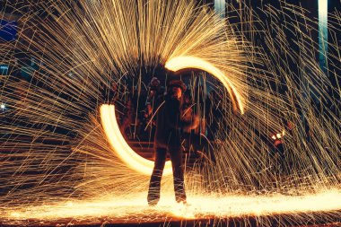 Yangın gece sparks bir sürü göster
