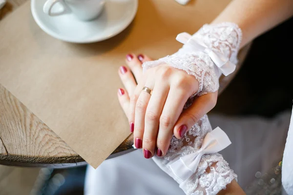 結婚指輪を持つ女性の画像 — ストック写真