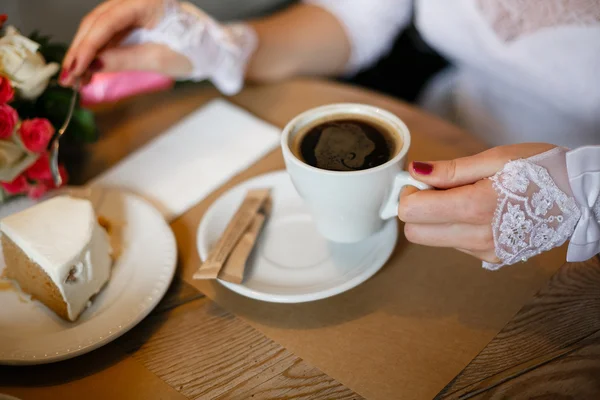 Mireasă și cafea — Fotografie, imagine de stoc
