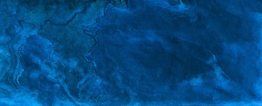 Güzel grunge lacivert duvar arka planı. Panoramik soyut dekoratif koyu arkaplan. Tasarım için kopya alanı olan geniş açılı kabataslak desenli duvar kağıdı.