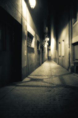 Gece karanlık, sisli, parlayan bir alleyway görüntülemek