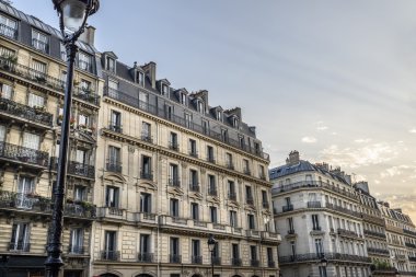 City scape üste daireler kullanılan büyük binaların