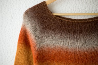 Beyaz bir arka plan üzerinde rafta örme ürün