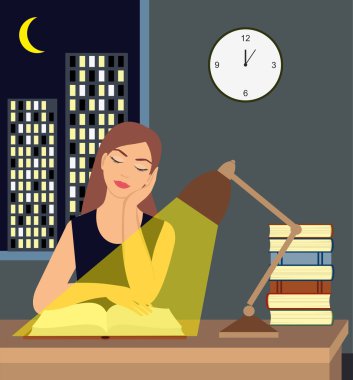kız masanın üzerinde bir masa lambası altında bir kitap okuma. gece şehir fonunda