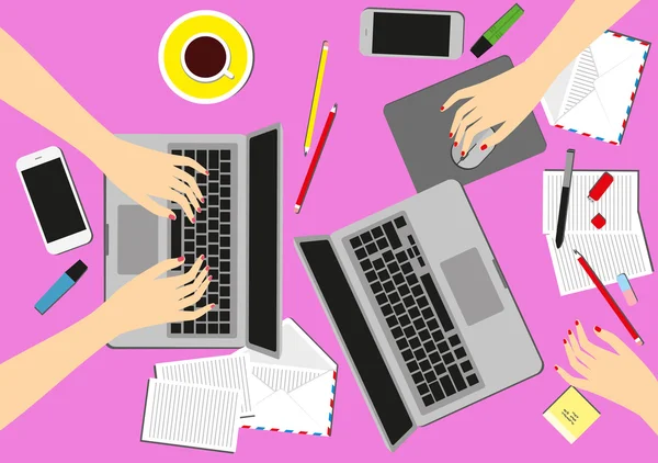 Nők a munkahelyen. Felülnézet női kéz, íróasztallal, laptop képernyő, vektor stock illusztráció. — Stock Vector