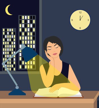 kız masanın üzerinde bir masa lambası altında bir kitap okuma. gece şehir fonunda