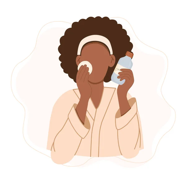 Cilt bakımı rutini. Bornozlu siyahi kadın yüzüne pamuk pedli toner sürüyor. Beyaz üzerine izole edilmiş düz biçimli şirin el çizimi vektör çizimi.