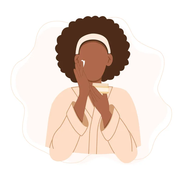 皮肤护理例程 穿着浴衣的黑人妇女在脸上涂奶油 可爱的卡通手绘矢量图以平坦的风格孤立在白色上 — 图库矢量图片