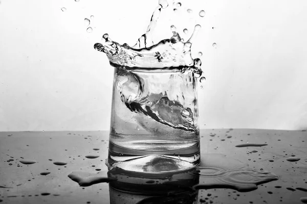 Blanco Negro Agua Salpicadura Vidrio Naturaleza Hielo Aislado Gotas Sed — Foto de Stock