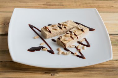 Bir tabağa yalan ve çikolata döktü gofret