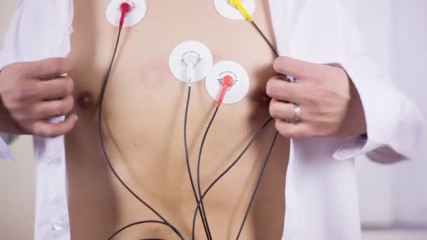 Hombre con Sensores Electrocardiográficos 06 HD — Vídeos de Stock