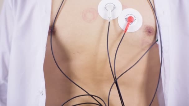 Człowiek z Electrocardiographi czujniki 01 Hd — Wideo stockowe