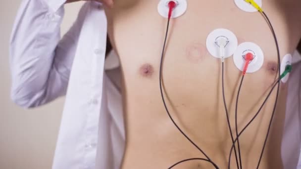 Muž s Electrocardiographi senzory 04 Hd — Stock video