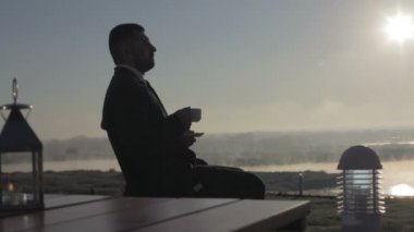genç işadamı sabah kahve içme