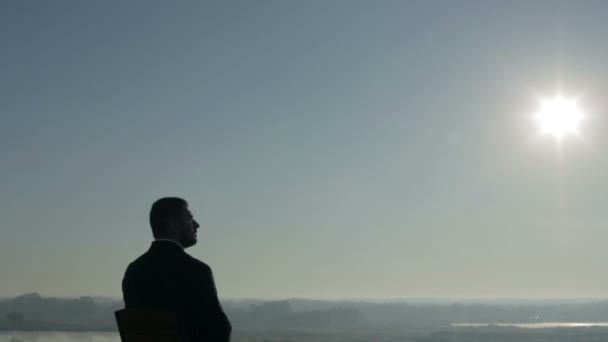 Jovem vem ao cara de manhã no terraço — Vídeo de Stock