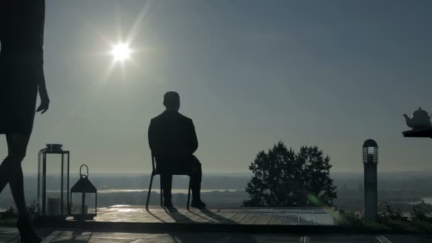 Jovem vem ao cara de manhã no terraço — Vídeo de Stock