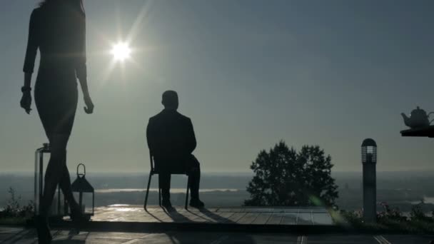 Giovane ragazza viene al ragazzo al mattino sulla terrazza — Video Stock