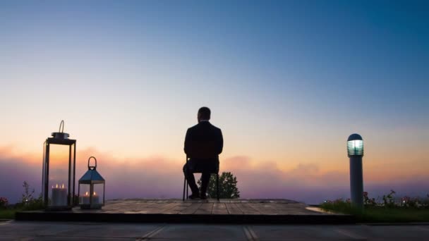 Hombre de negocios mirar amanecer en la terraza — Vídeo de stock