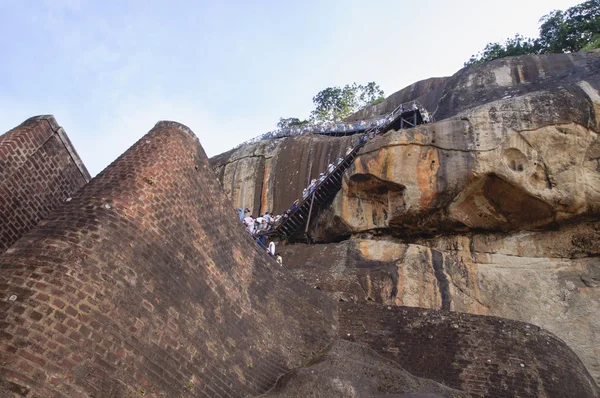 I turisti scalano la roccia di Sigiriya — Foto Stock