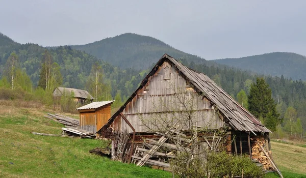 Mały dom na wzgórzu w Karpatach — Zdjęcie stockowe