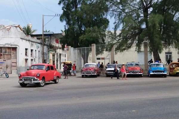 Eski Amerikan retro araba sokakta park edilmiş.