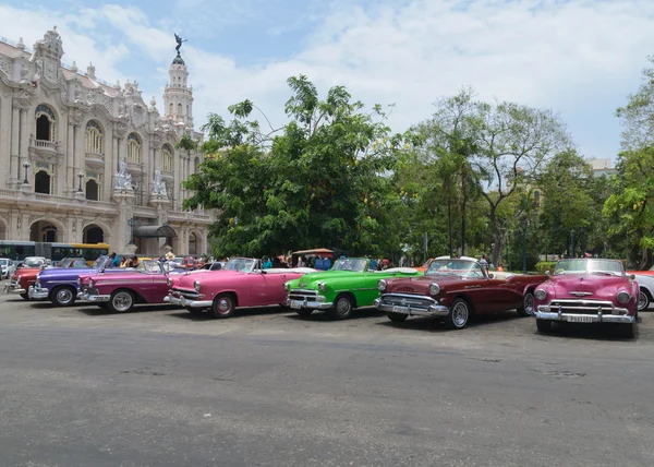 Seria kolorowych zabytkowych samochodów zaparkowanych — Zdjęcie stockowe