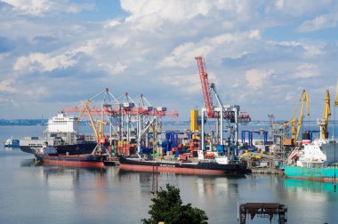 gemilerin limanda boş