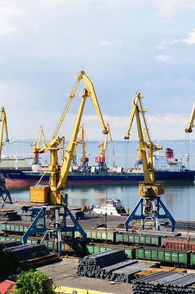 Żółty Dźwigi i kontenerowiec w porcie Odessa, Ukraina — Zdjęcie stockowe