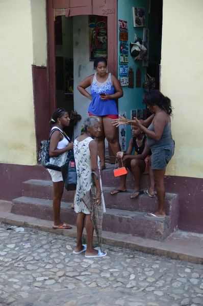 Varias mujeres hablando en la calle —  Fotos de Stock