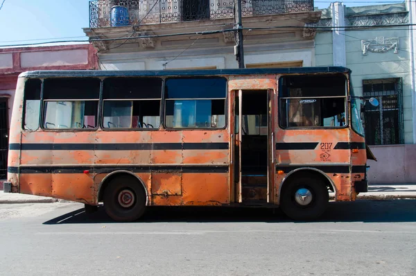 Zeer oude bus geparkeerd — Stockfoto