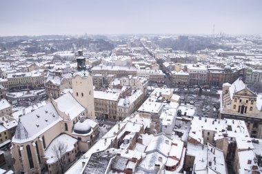 Lviv görünümünden belediye binasının çatı.