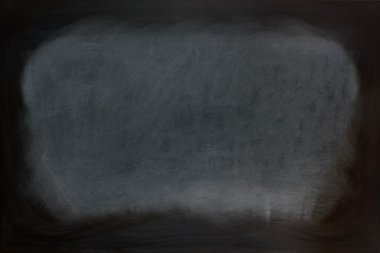 Ahşap çerçeve olmadan siyah kirli tebeşir tahtasının yakın görünümü.