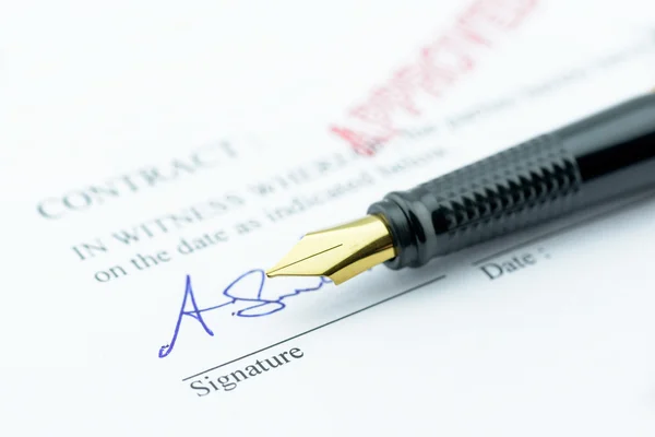 Stilografica con firma su un contratto approvato . — Foto Stock