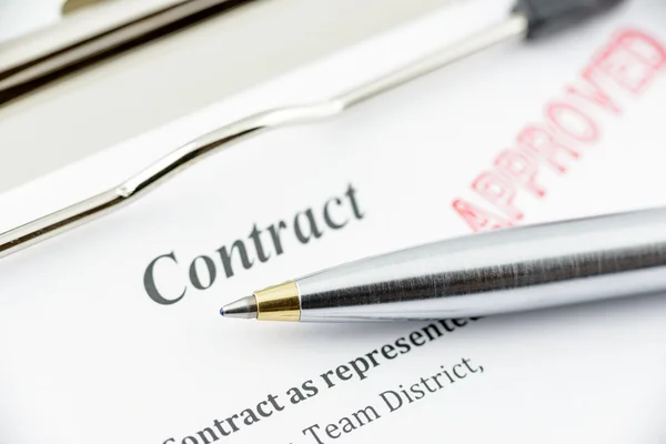 Penna a sfera blu su un contratto approvato . — Foto Stock