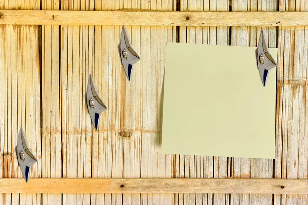 Blanco stuk papier bevestigd op een oude huis bamboe houten muur met Japanse Ninja verborgen wapens. Stockfoto