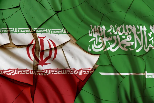 Vlaggen van Iran en Saoedi-Arabië op een gebarsten verf muur. Stockafbeelding