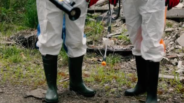 Trabajadores de desinfección en trajes con aspersores industriales — Vídeos de Stock