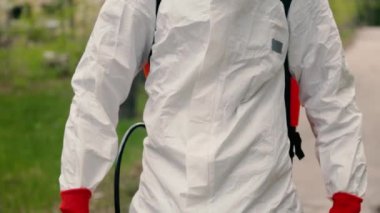 Dezenfekte servisi çalışanı kameraya bakıyor