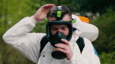 Olgun sakallı epidemiyoloji uzmanı ormanda yüz maskesi takıyor.