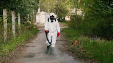 Koruyucu dezenfeksiyon işçisi, sprey püskürtücü tiksavar.