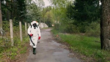 Takım elbiseli dezenfeksiyon servisi çalışanı tick savar sıktı