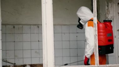 İşçi terk edilmiş binada kene püskürtücü püskürttü