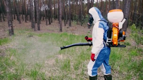 Desinfecção brigada trabalhador sprays carrapato repelente na floresta — Vídeo de Stock