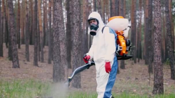 疫学者のスプレーは森の中の草に粘着性のある — ストック動画