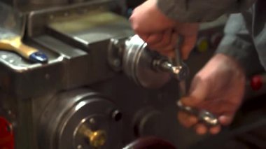 El sanatları ustalarının elleri torna makinesindeki metal parçayı tam olarak şekillendirir. Metal döndükçe alet düzgün hareket ediyor. Yetenek, odaklanma ve ustalık gösteriyor.