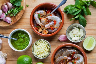 Doğu usulü terbiye edilmiş limon, biber, zencefil, sarımsak ve kişniş soslu kral karidesleri..